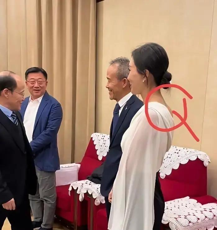 脖子上的新纹身，花了31万？
田朴珺在曼谷的这场晚宴，真不是普通饭局。
主办方是