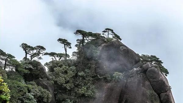 "国庆假期高峰，江西三清山景区遭遇‘堵途’！10月3日晚，众多游客在玉山县三清山