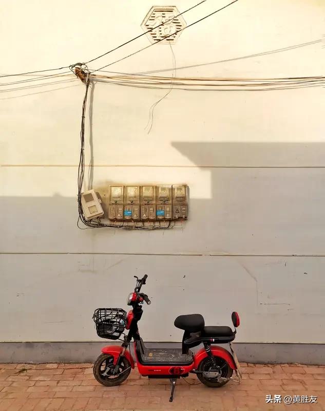 我同意。去年我自己也购置了一辆电动车，商家还赠送了头盔。当我戴着头盔骑上电动车出