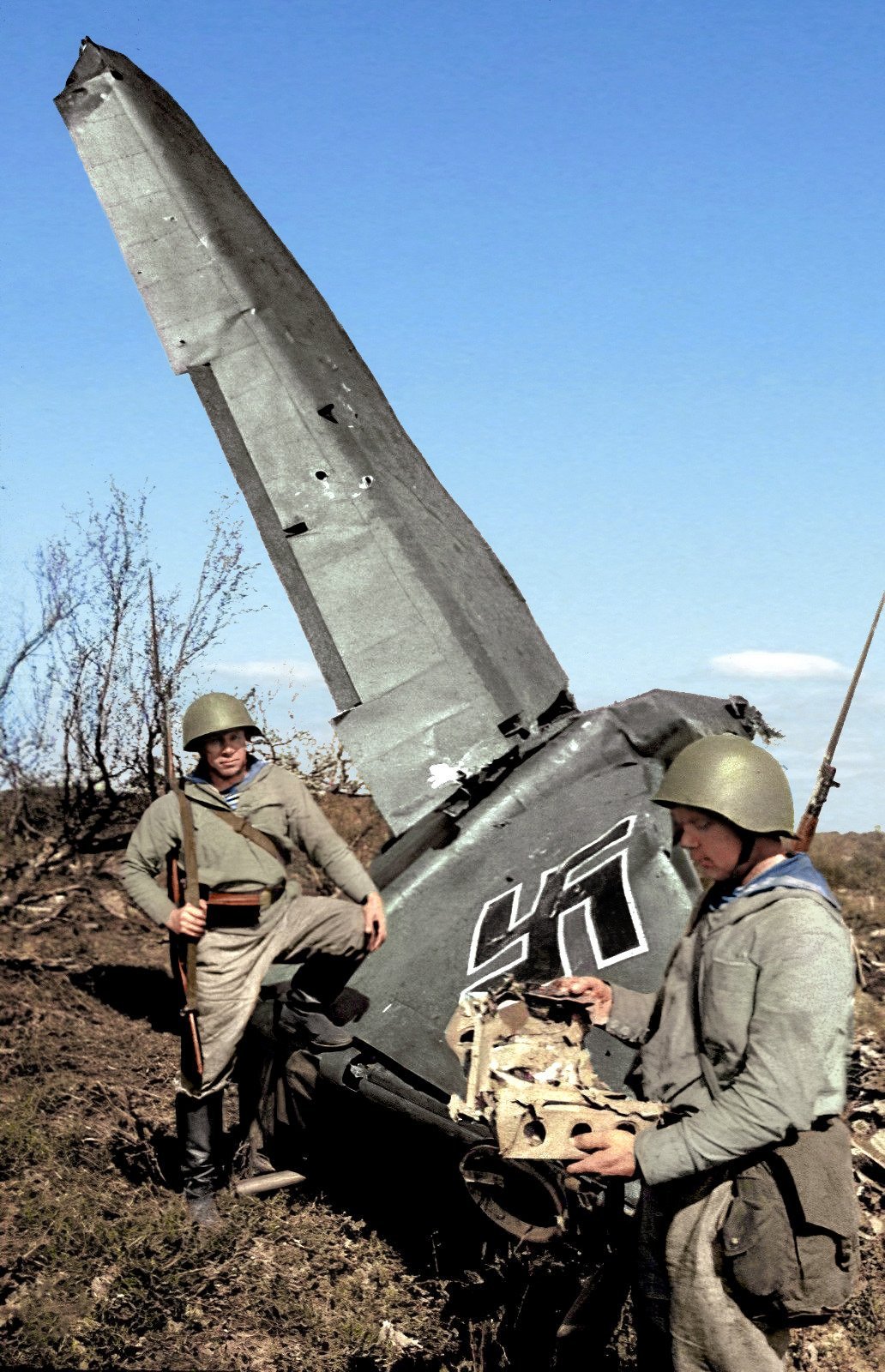 北方舰队高炮手在他们击落的德国 Ju-88 轰炸机残骸旁，1941年8月。📷K