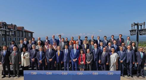 G20大合照刚刚曝光，站位安排就迅速引爆争议！日本代表现身“C位”，中国代表的位