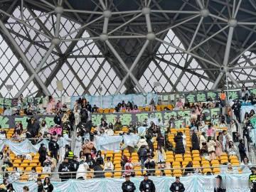 走进张真源贵阳演唱会的现场，瞬间被那满场的长灯牌震撼到了。每一块灯牌都闪烁着光芒