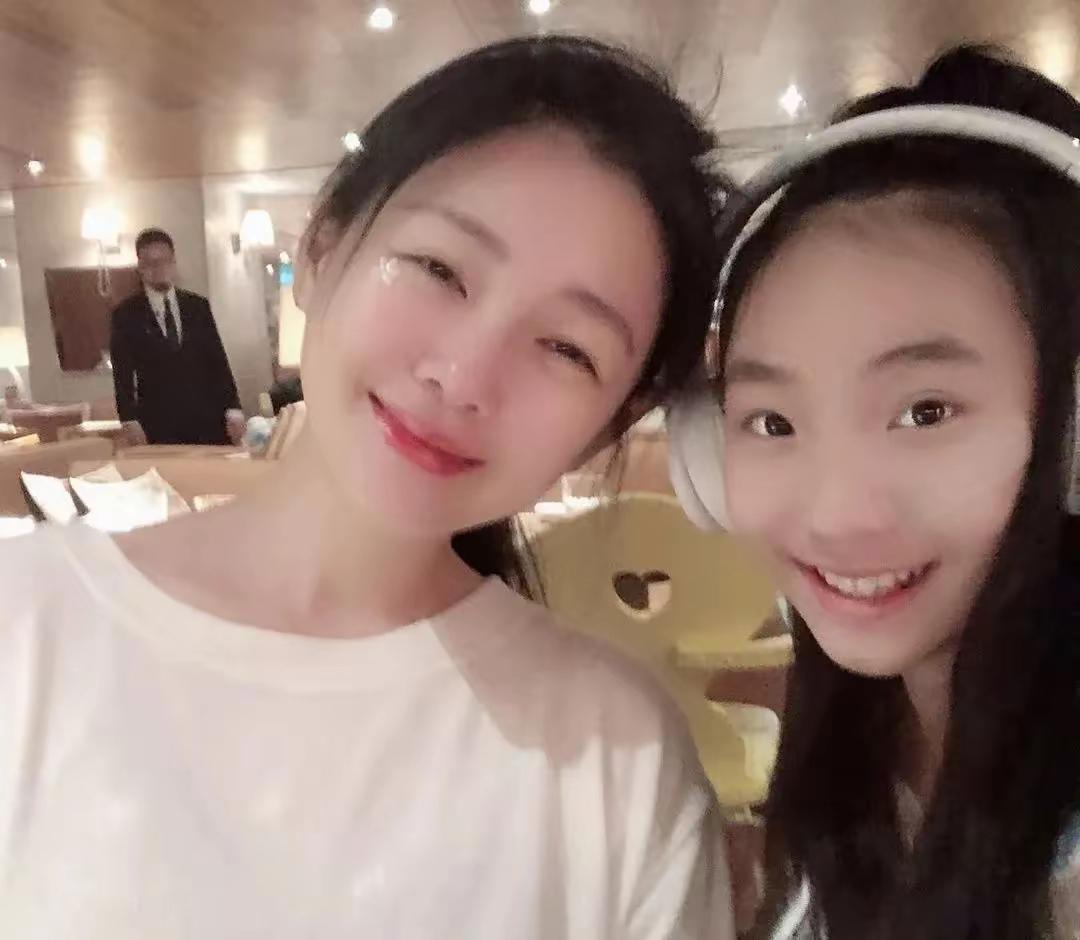 小s二女儿Lily再发煽情文字悼念大s？
也许是前两天小s二女儿晒性感美照悼念大