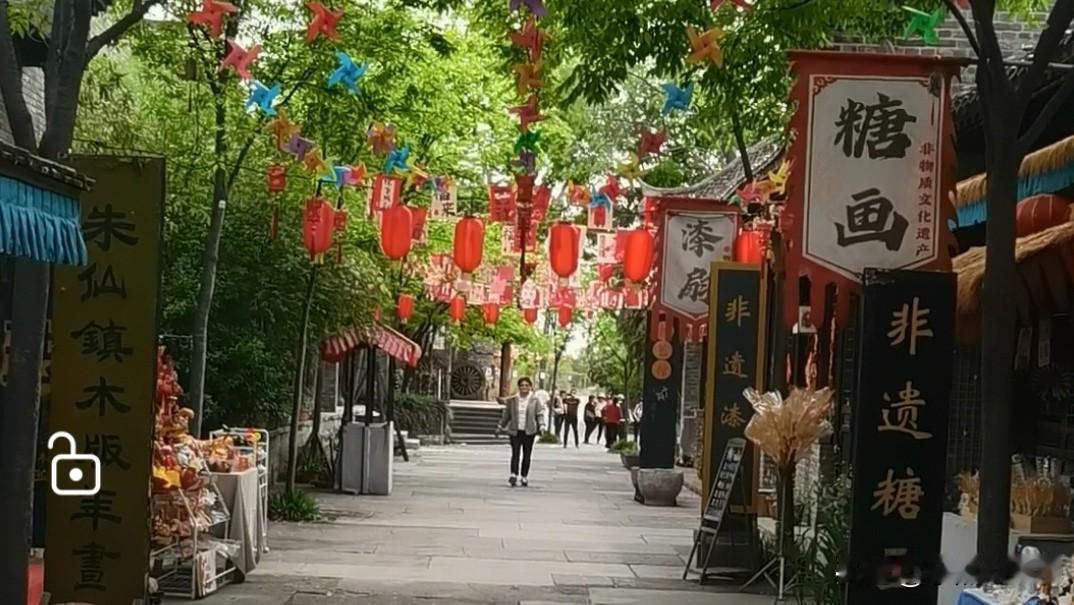 离家的理由选择离开熟悉的家，藏着成年人的无奈与期许。故土永远是心底最温暖的港湾，