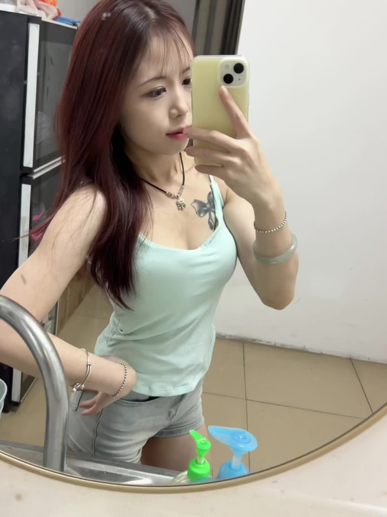 你总以为你不够好 不够苗条和美貌 可是完美谁能打造 做你自己就很好别限流我了