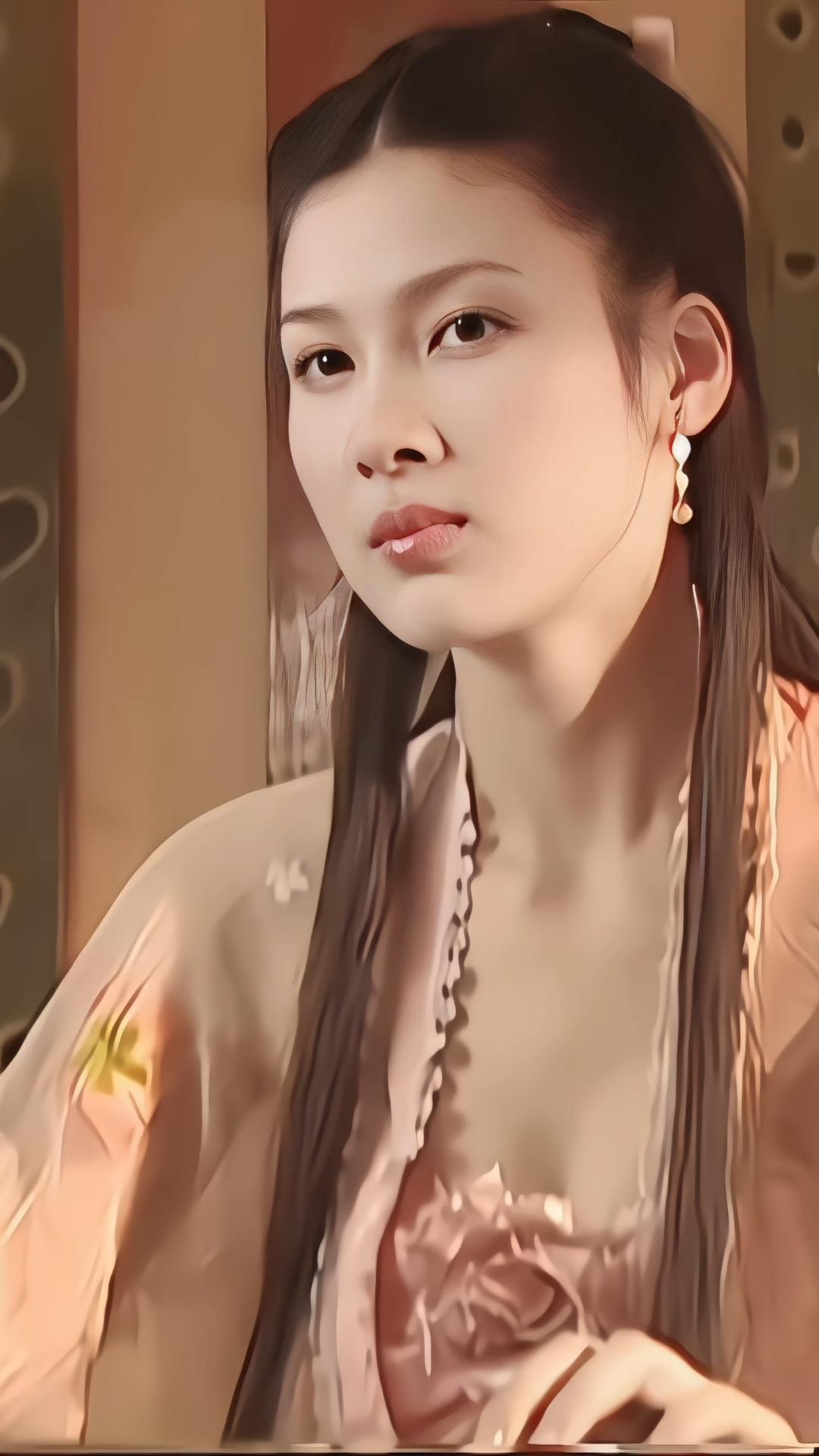 提起童蕾，很多人首先想到《亮剑》里的田雨。那时的她干净、克制，令人难忘。娱乐圈现