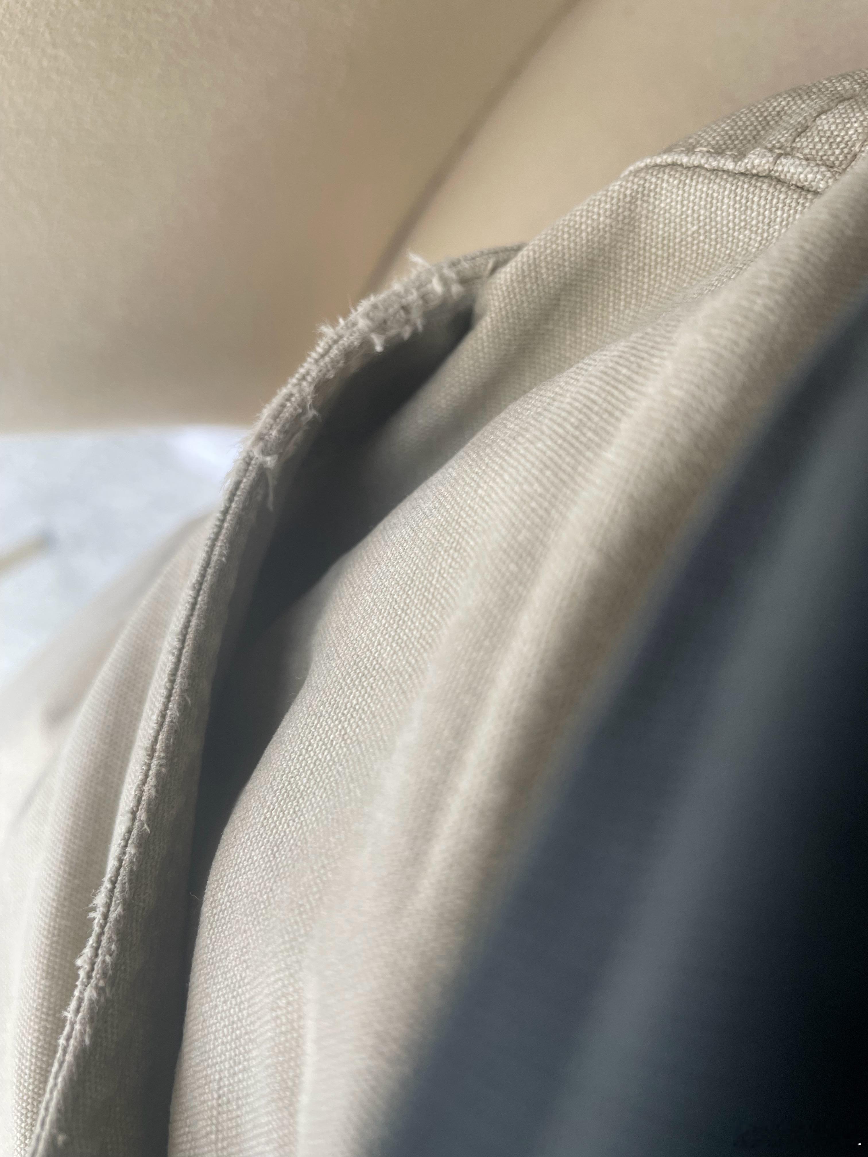 我的裤子几乎右边口袋角上都是类似这种磨毛的效果。我要不说估计好多人都不知道为何。