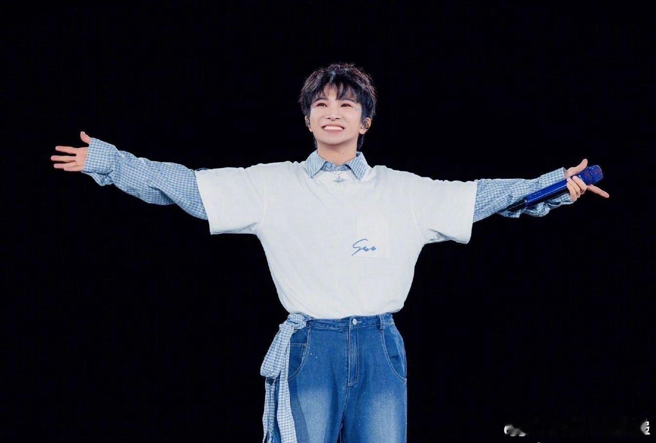 周深的后台好多艺人啊周深香港演唱会收获了半个娱乐圈的花篮应援，成龙谭晶杨千嬅等大