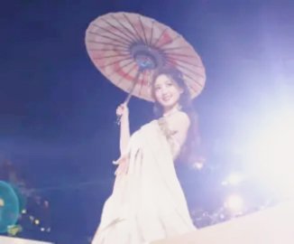 这造型太绝了！花丝工艺的精致配上她的灵动气质，人裙合一，像从古画里走出来的一样。