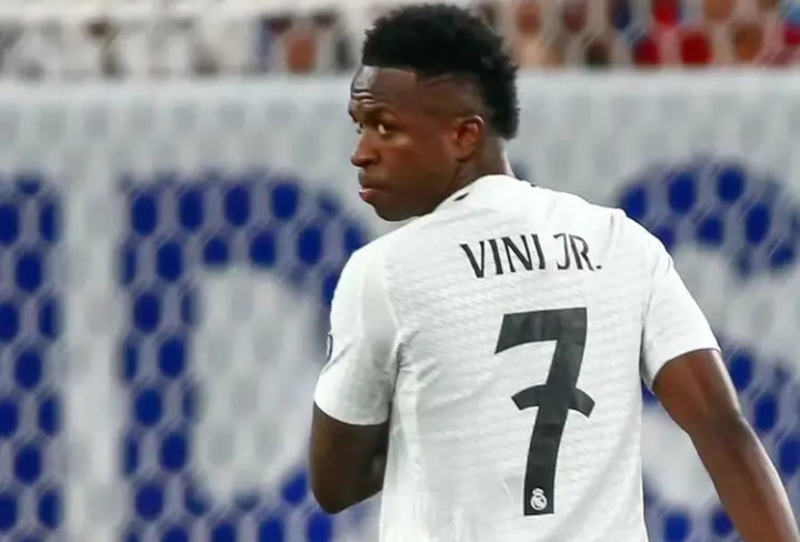 维尼修斯收到了沙特的巨额报价，这让人想到了过往C罗收到的报价，当时皇马坚决否定了