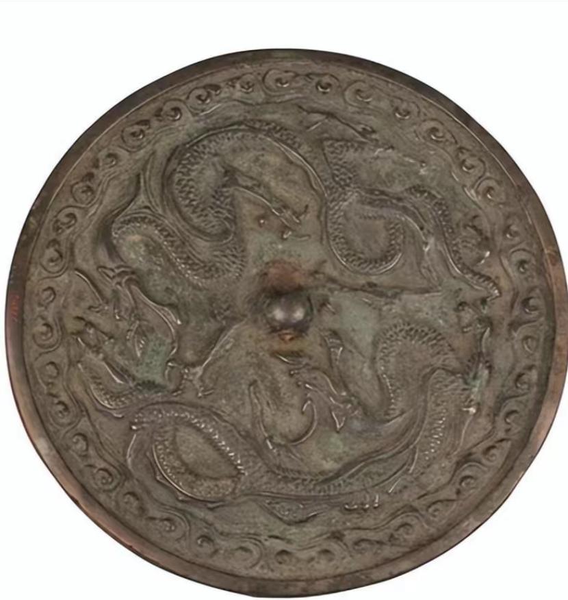 1984年，四川一位老伯到一农妇家里讨水喝，在农妇进门为他取水时。

太阳把土路