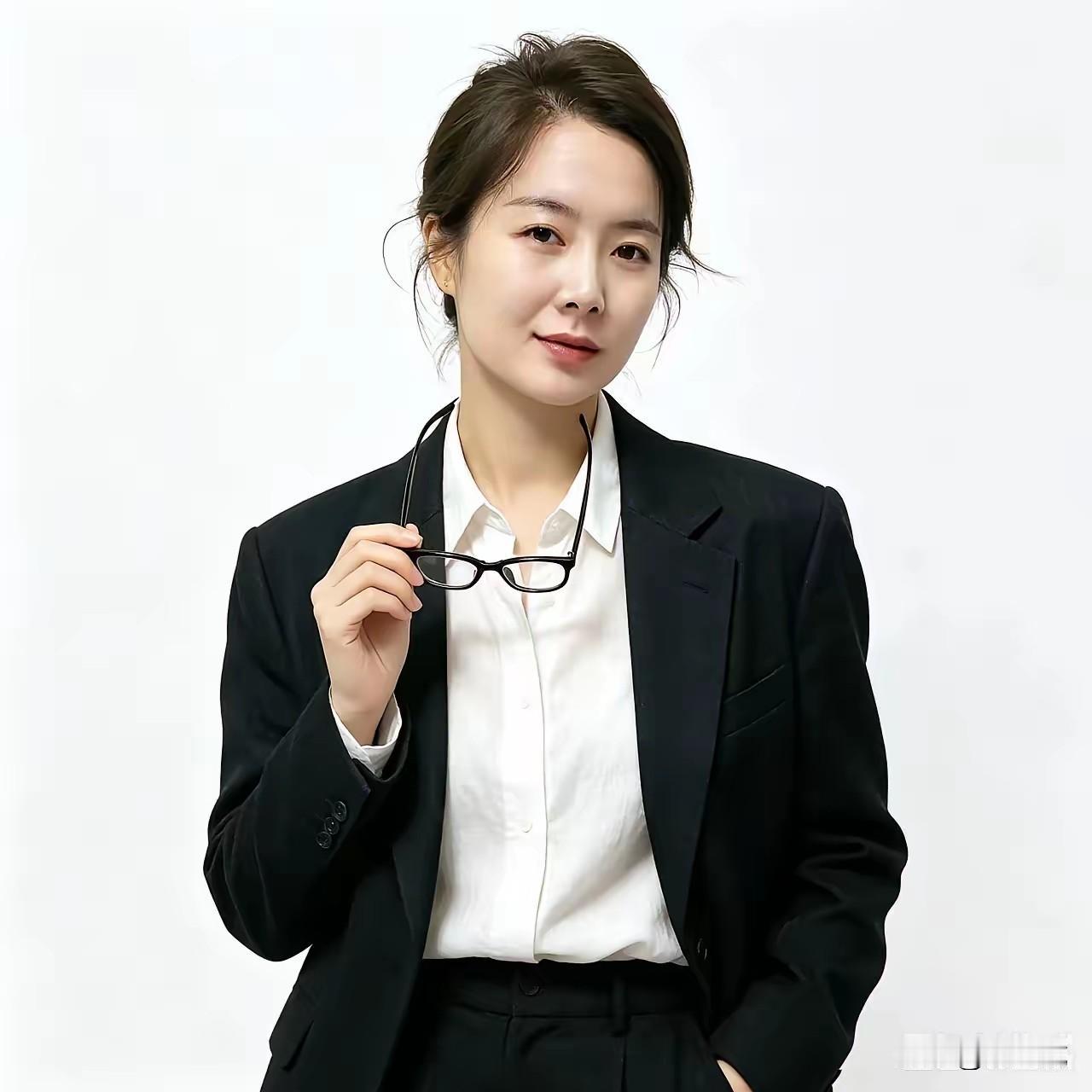 最近火爆全网的甘肃通渭女子原来这么漂亮，都说女人三十如狼，四十如虎，刚刚四十出头