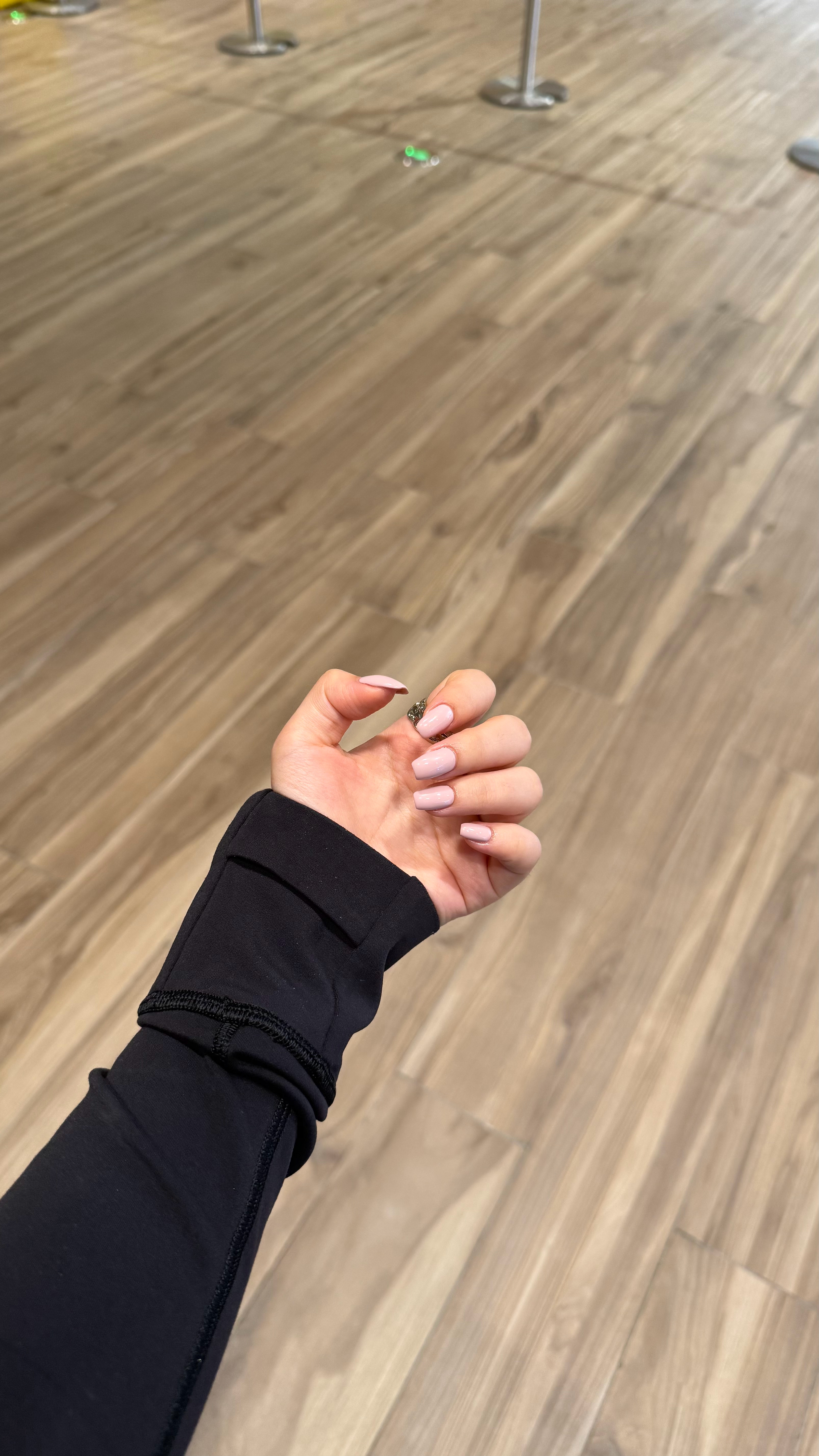 就这样在大家的情绪价值下把这个美甲看顺眼了 ​​​
