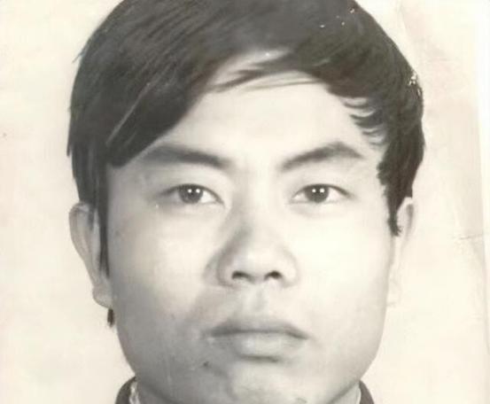 1987年，1缉毒民警，以回族老板身份打入毒贩内部，吃饭时，毒贩突然夹起一块猪肉