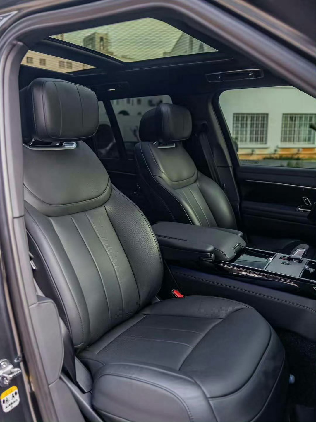 怕朋友过得苦又怕朋友开路虎挚爱车型之一，路虎揽胜❤️ 