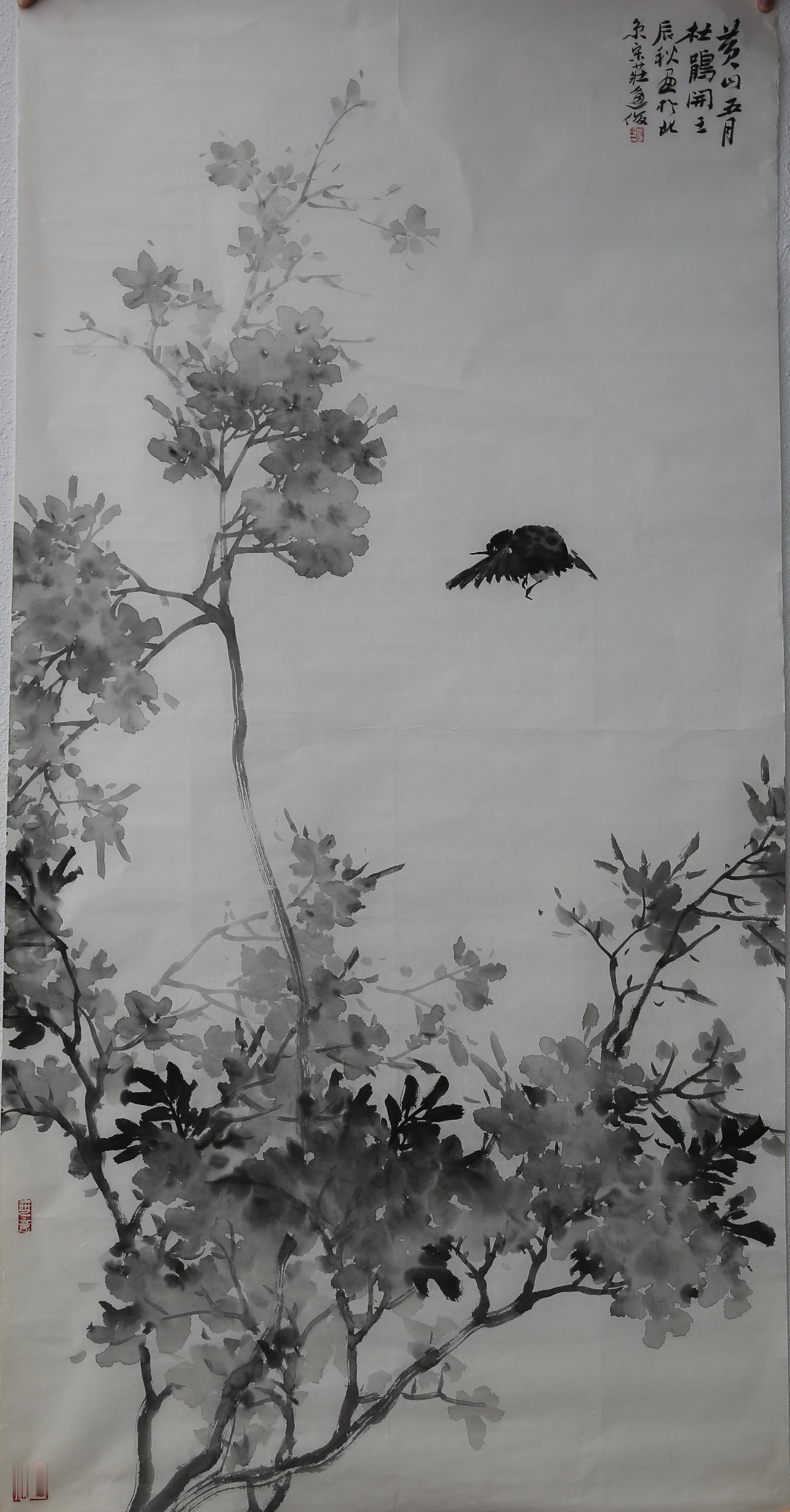 《墨花飞鸟，山魂水魄》画中杜鹃以淡墨层层积染，枝干用枯笔皴擦，飞鸟则以浓墨泼写，