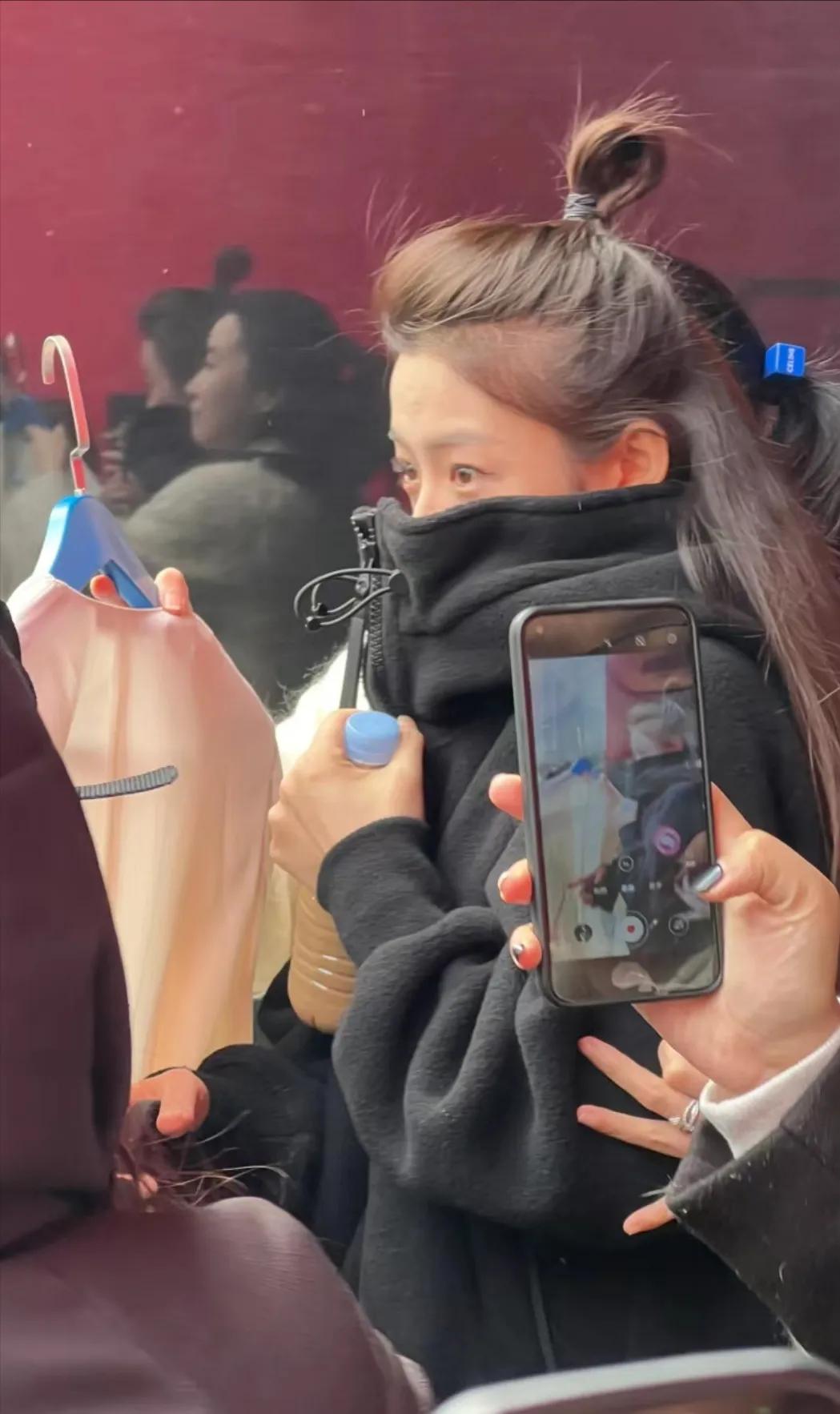 长沙偶遇陈丽君录制《乘风破浪的姐姐5》路透，周围好多摄像头对着陈丽君拍摄，感觉她