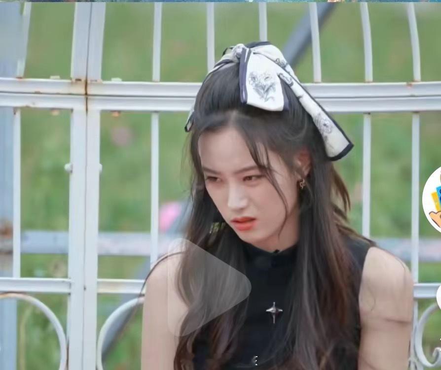 #向佐说黄子韬恋爱脑#徐艺洋这个表情就是我看向佐说黄子韬恋爱脑的表情。 ​​​