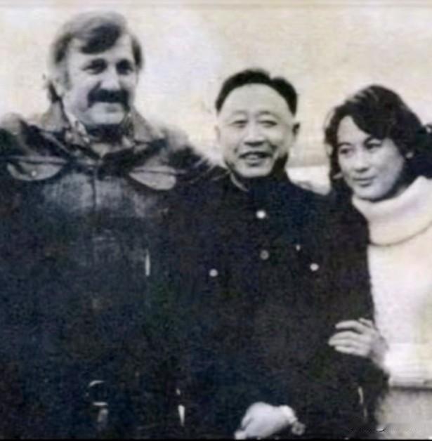 七八十年代，向梅与“瓦尔特”、“杜秋”、“叶塞尼亚”的扮演者合影