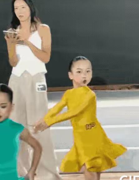 纠心一幕，深圳拉丁舞大赛现场一幕让人看得直皱眉。黄裙子女孩正专心起舞，蓝裙子女孩
