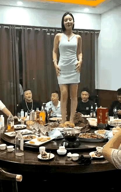 朋友小聚时，酒一上头，她脸上也跟着有了点红，几个人起哄得厉害，索性就在餐桌边转了