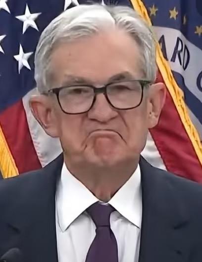 鲍威尔被问对继任者的建议时，那声叹气加耸肩的表情包也太真实了！明明因为不愿多降息