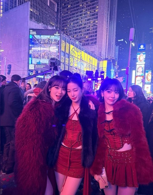 如何看待金采源在宫脇咲良生日的时候，不仅晚一天送生日祝福，还发了三人合照？而宫脇
