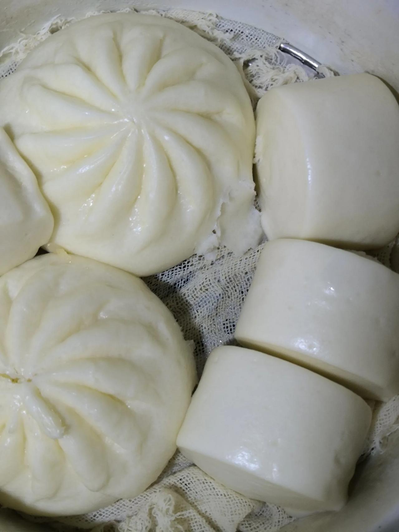 #我的早餐日记#一个包子，两个小馒头，一个鸡蛋，一杯牛奶