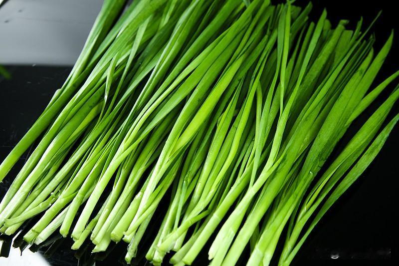 韭菜是血栓“溶剂”？别信！没有任何单一食物能直接溶解血栓。

不想血管堵塞，真正
