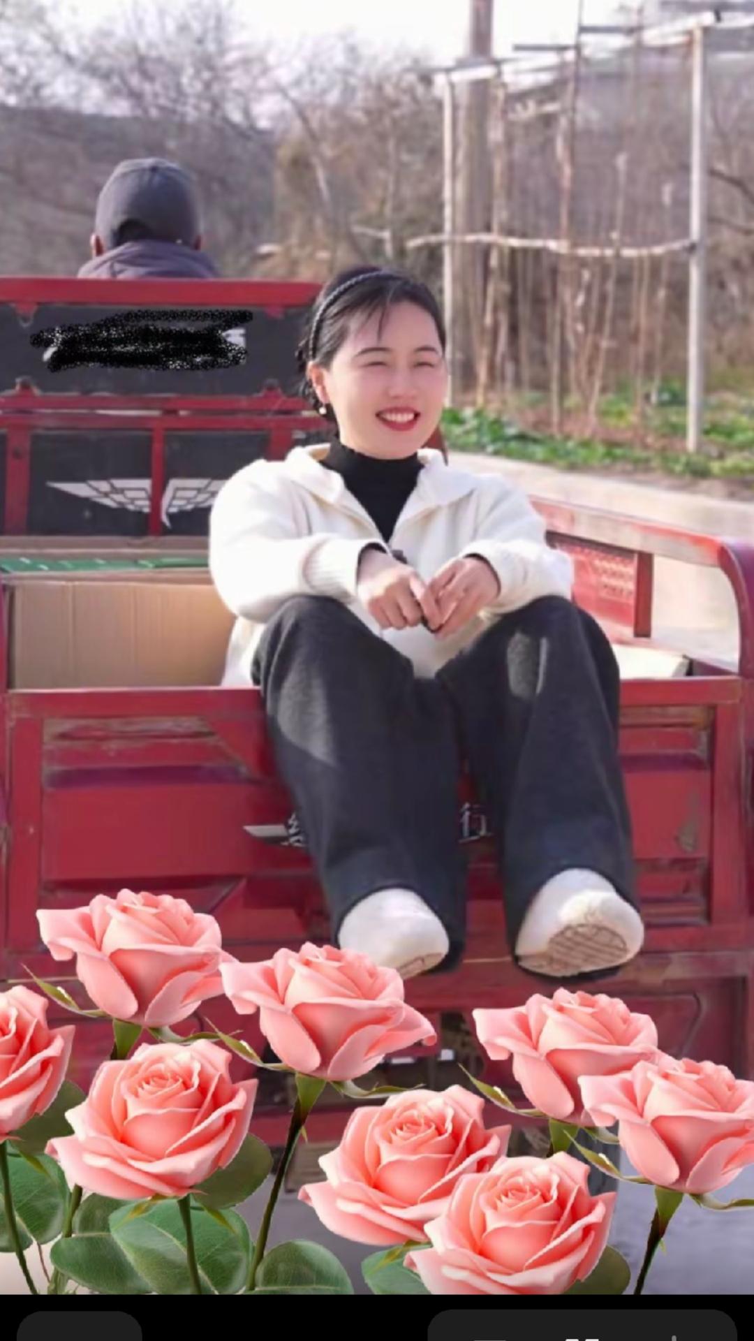 电麾轻摇逐晨风，笑语声声落巷中。
罐罐驼奶藏暖意，三分喜色上眉峰。
不求俗世声名