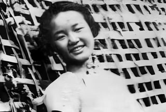 “笨蛋！朝我胸膛这里打！”1945年，一名身负重伤的女战士，用尽最后力气，冲着特