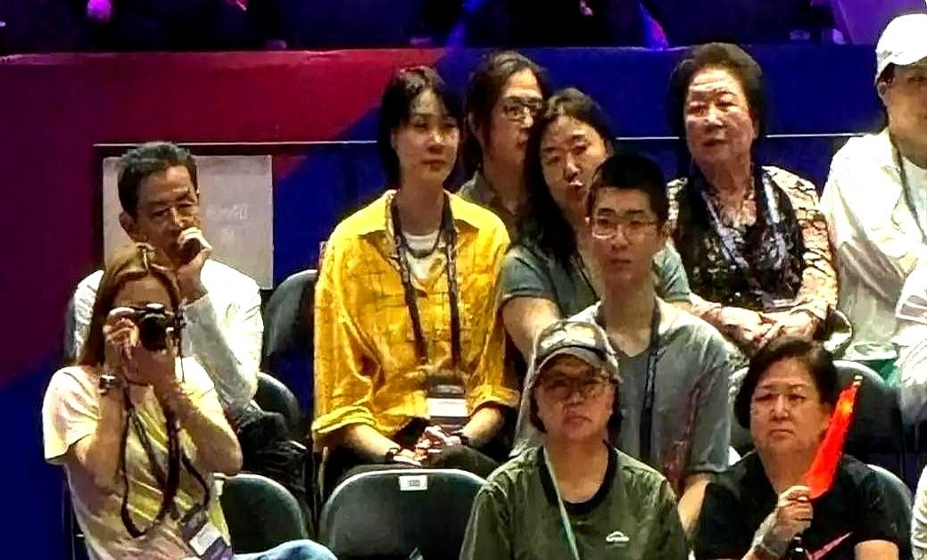 香港那个体育馆，说大不大。
陈忠和就安静地坐在嘉宾席，赖亚文则在场边不停地处理工