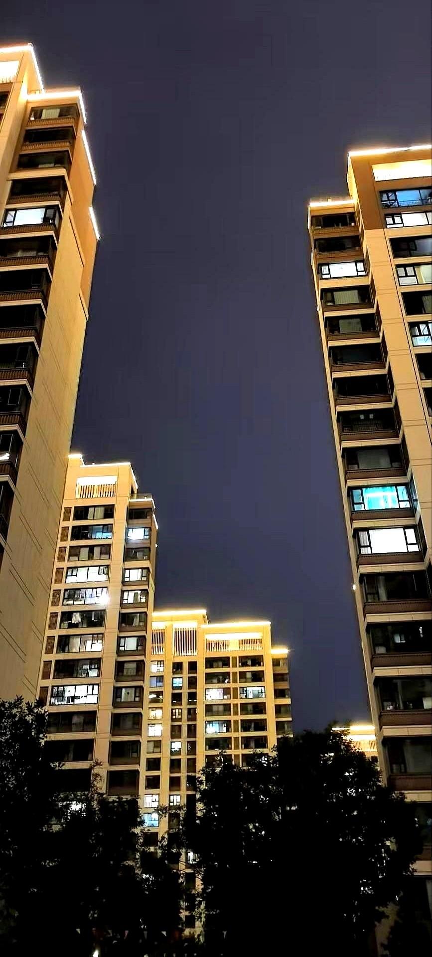 高三孩子辍学，爸妈只说没空

正文

深圳一个18岁男孩，暑假被反锁在家，手机从