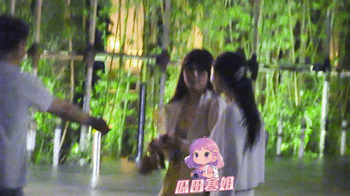 44岁李小璐状态好少女 李小璐和霍思燕感情真好啊。李小璐和霍思燕深夜聚会，44岁