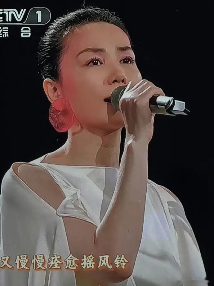 王菲发际线腮红 李宇春能压王菲吗？突然好奇王菲的乐坛第一天后没了 
