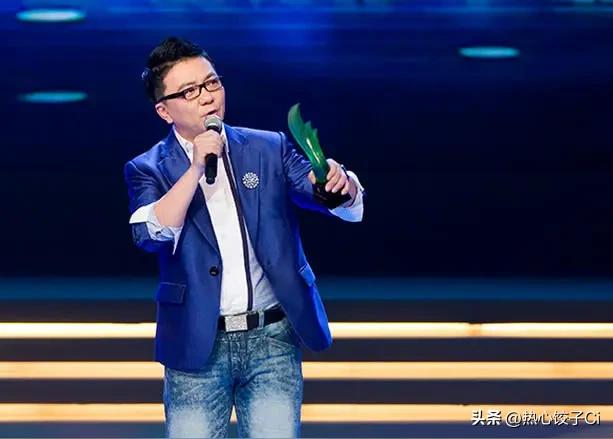 董路说，跟大家说个好消息。李昊炎硬生生踢进了巴萨拉玛西亚，懂球的都清楚，这分量，