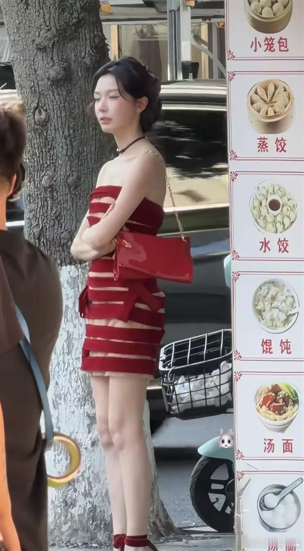 易梦玲街头被偶遇，身材很好美腿又细又长，穿红色短裙精致还很潮