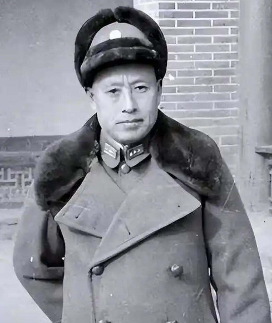 一说起东北军，很多人第一反应是张学良，但少帅被囚后，真正扛起东北军大旗的，其实是