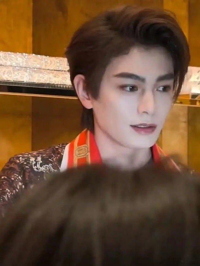 浓颜才能压得住花衣服😍丁禹兮可以叫浓颜哥看看今天活动状态如何？ 