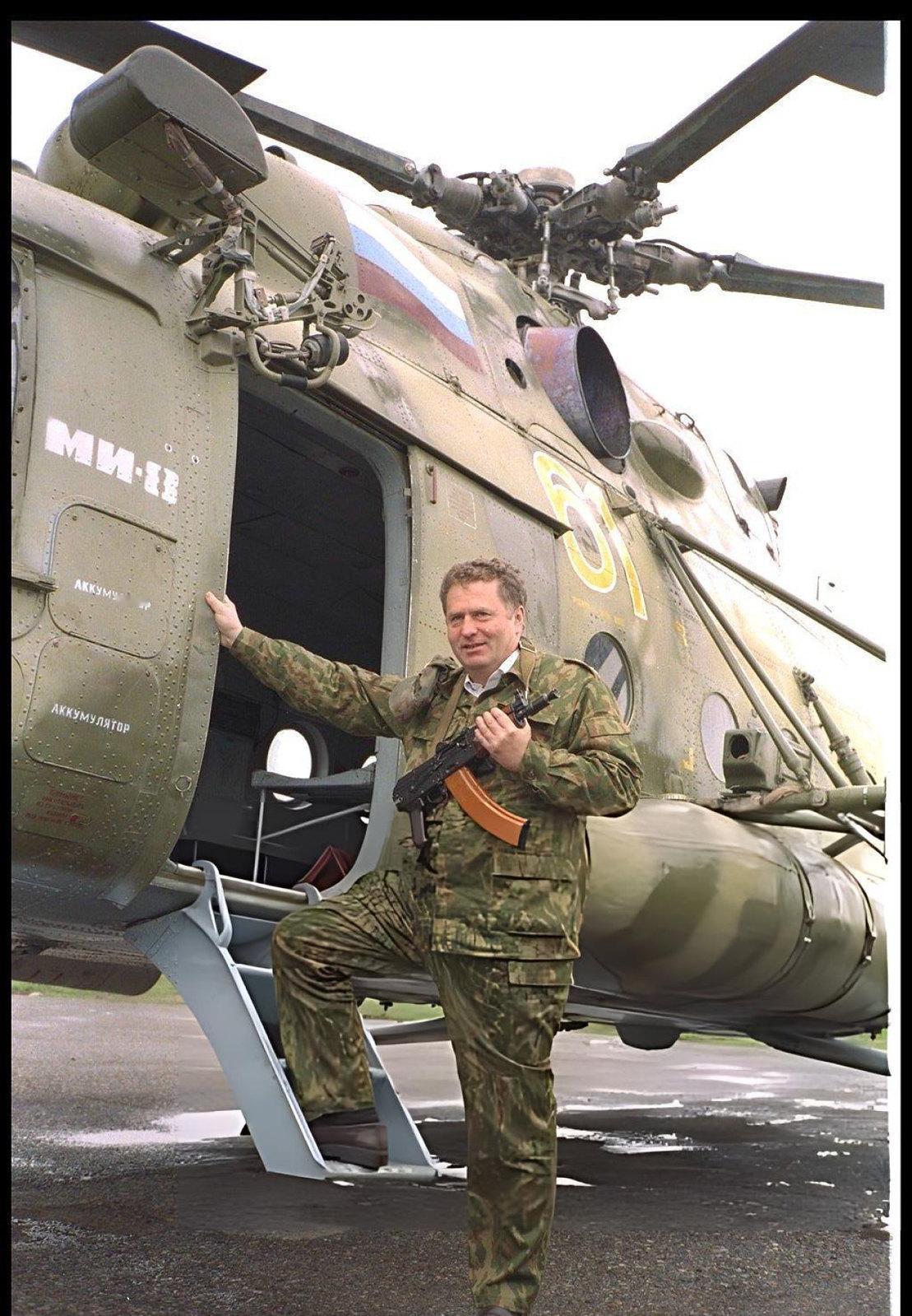 1995 年，俄罗斯政治人物弗拉基米尔・日里诺夫斯基身着迷彩军装，手持突击步枪，