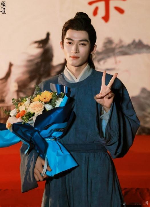 #王星越定风波杀青路透图##王星越捧花比耶杀青照#王星越在《定风波》中的杀青照，