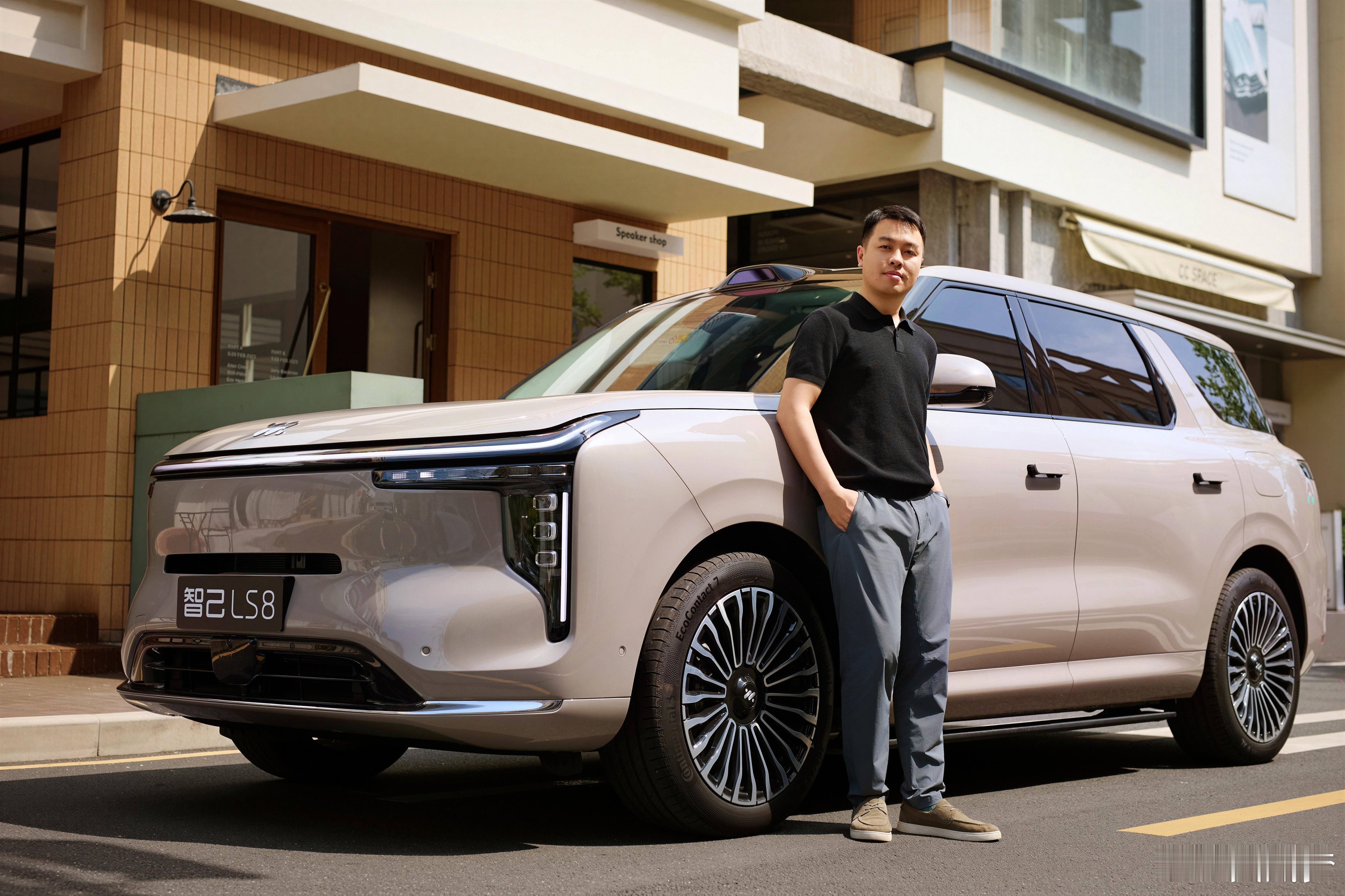 今天一天转了三个场还抽空拍了下智己LS8效率高到自己都害怕，现在去机场回广州明天
