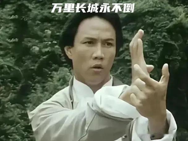 日渐腐朽没落的封建王朝大清朝在帝国列强虎视眈眈下，逐渐沦落为半封建半殖民地。
