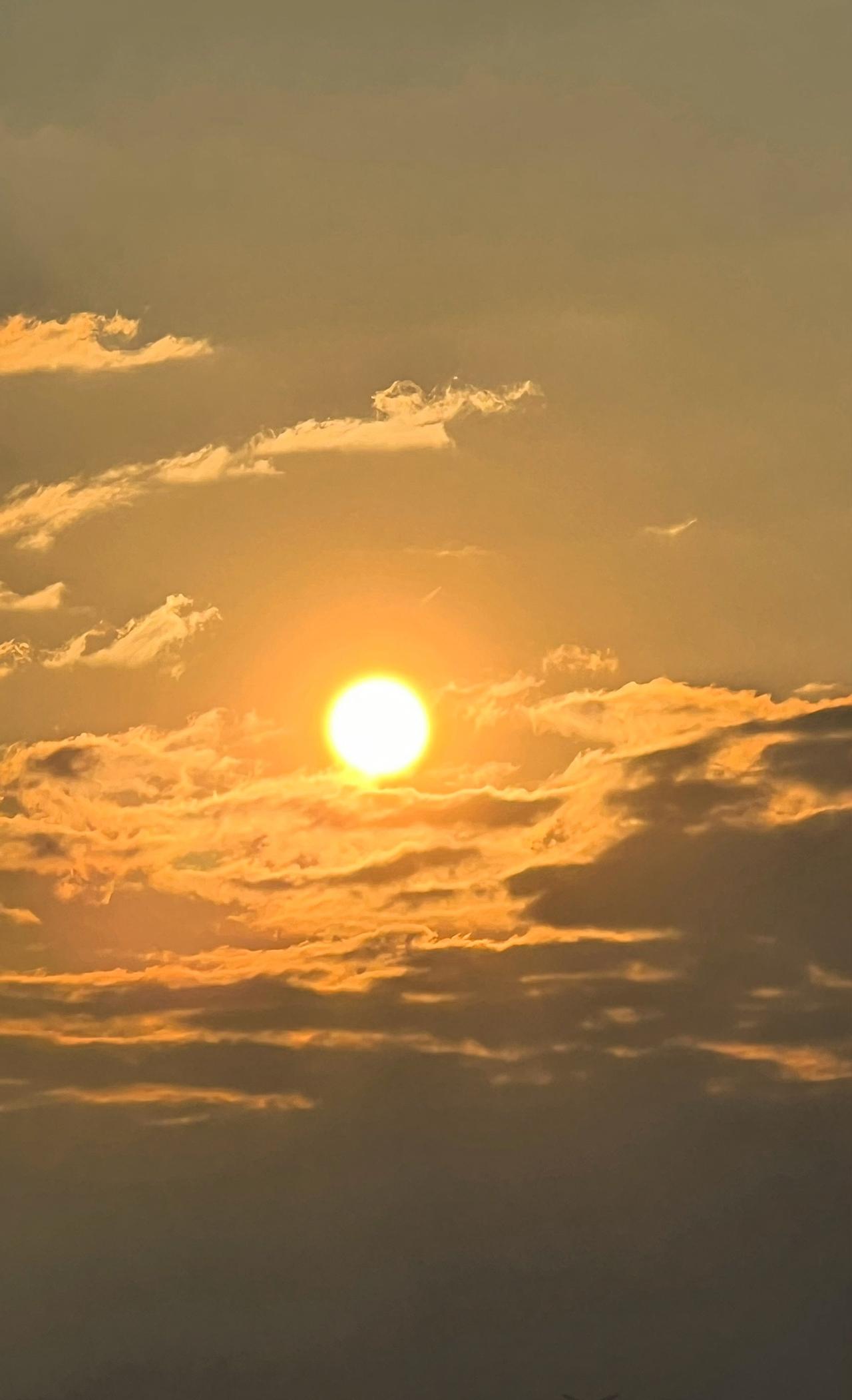 分享一下你随手拍下的照片夕阳西下，云海翻滚，静谧而壮丽。