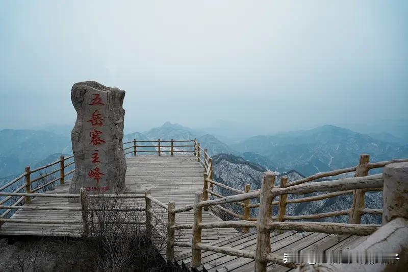 看到“五岳纵横惊天地”这个上联，瞬间感觉气势磅礴。五岳各有特色，东岳泰山雄伟，西