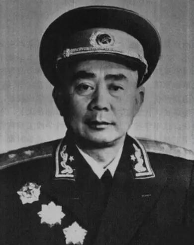 1970年，开国中将谭甫仁夫妇在家中遇刺身亡，警卫员却在和保姆调情，周总理怒斥：