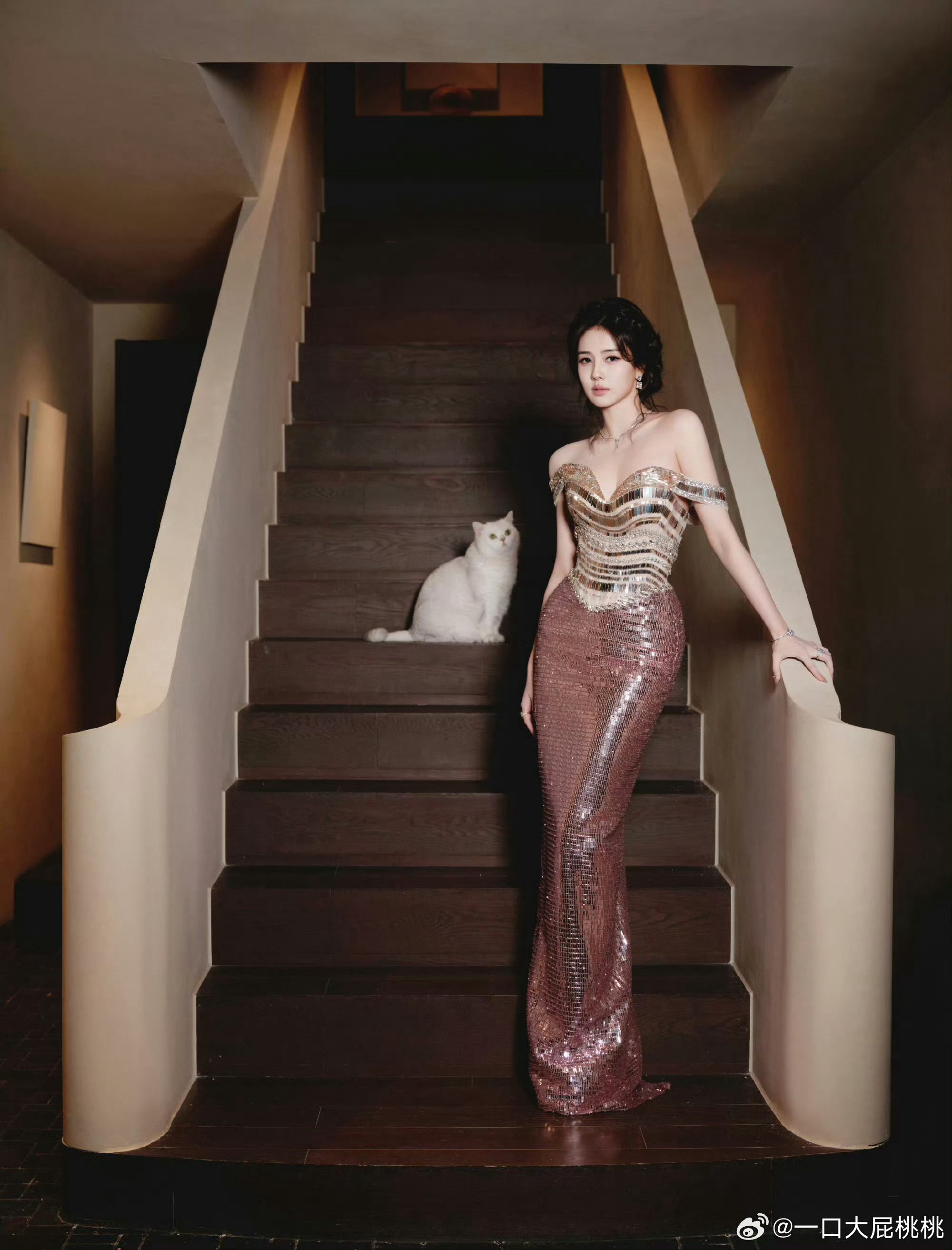 白鹿今晚品牌直播造型，身穿Hacchic Couture 亮片裙，佩戴戴比尔斯珠