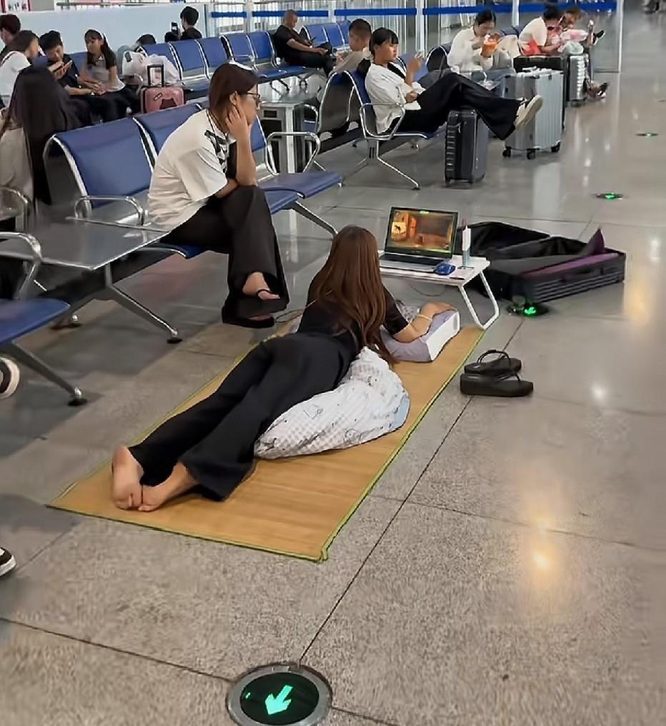 美女家的客厅好大呀