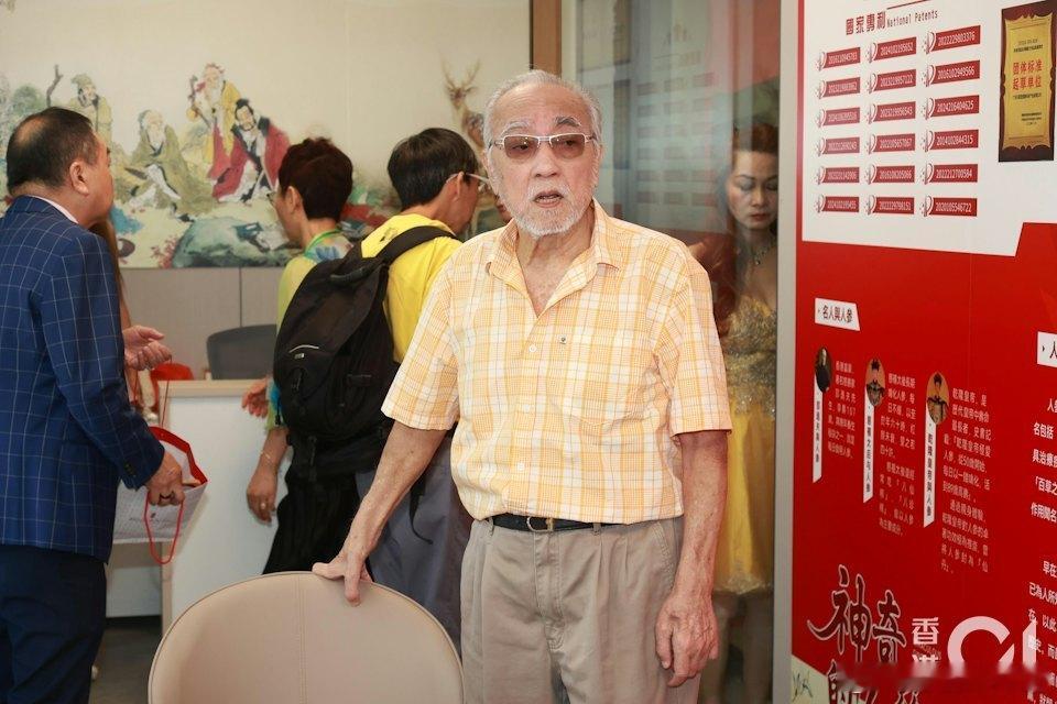 現年84歲的盧海鵬今日（11日）現身人蔘主題超市開張活動，鵬哥以一身橙色恤衫現身