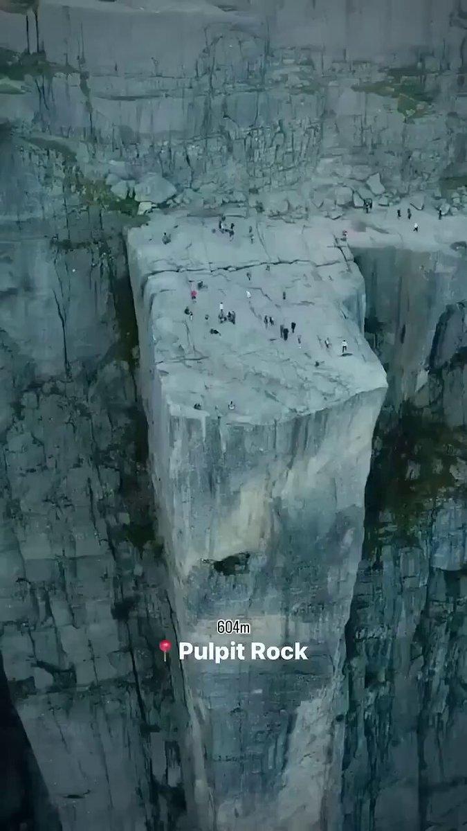 站在604米垂直悬崖顶端，脚下是挪威壮阔的吕瑟峡湾。
这块大名鼎鼎的布道石，每年